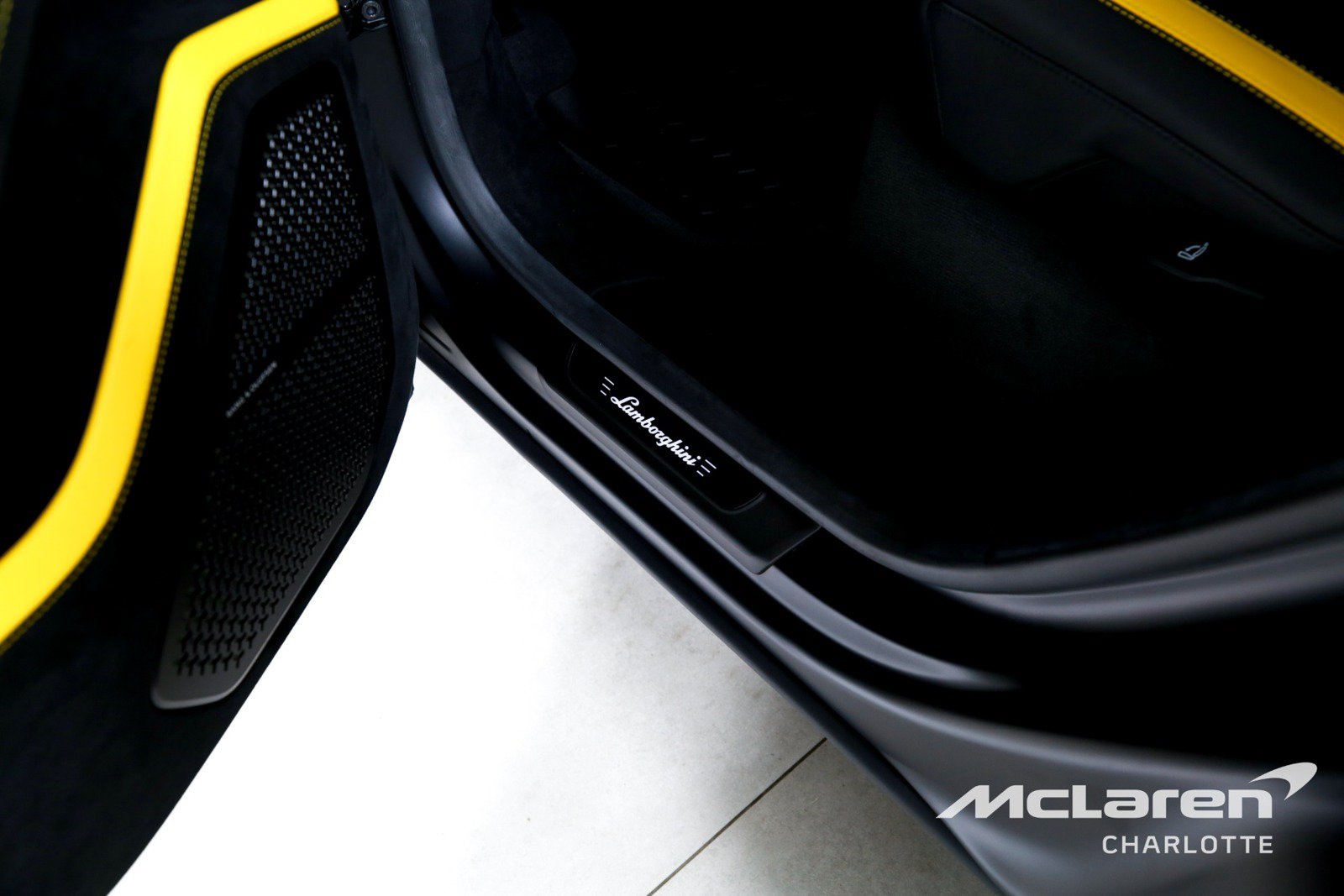 Used 2024 Lamborghini Urus Performante AWD/4WD image 20