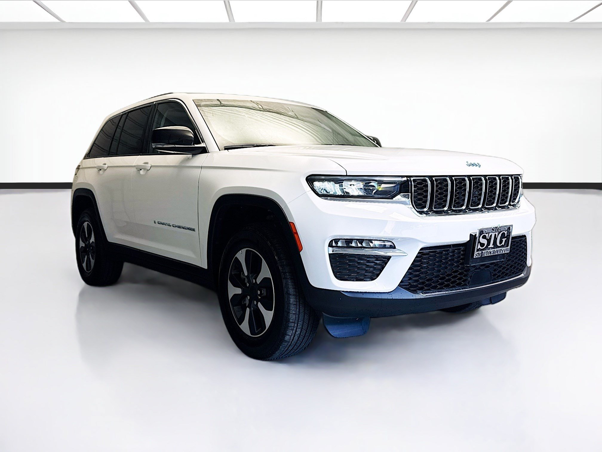 Used 2023 Jeep Grand Cherokee 4WD 4xe image 3