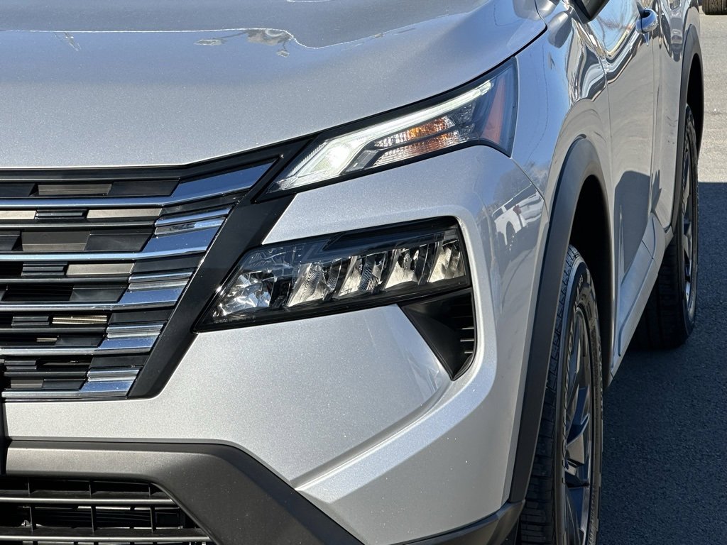 Used 2024 Nissan Rogue SV image 40