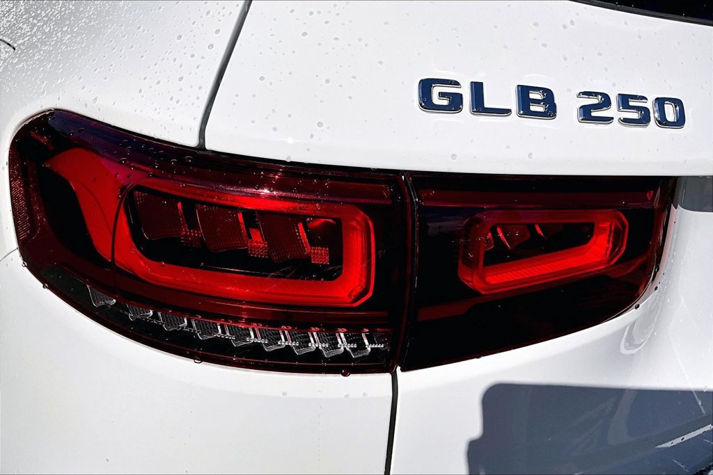 Used 2023 Mercedes-Benz GLB 250 4MATIC image 32