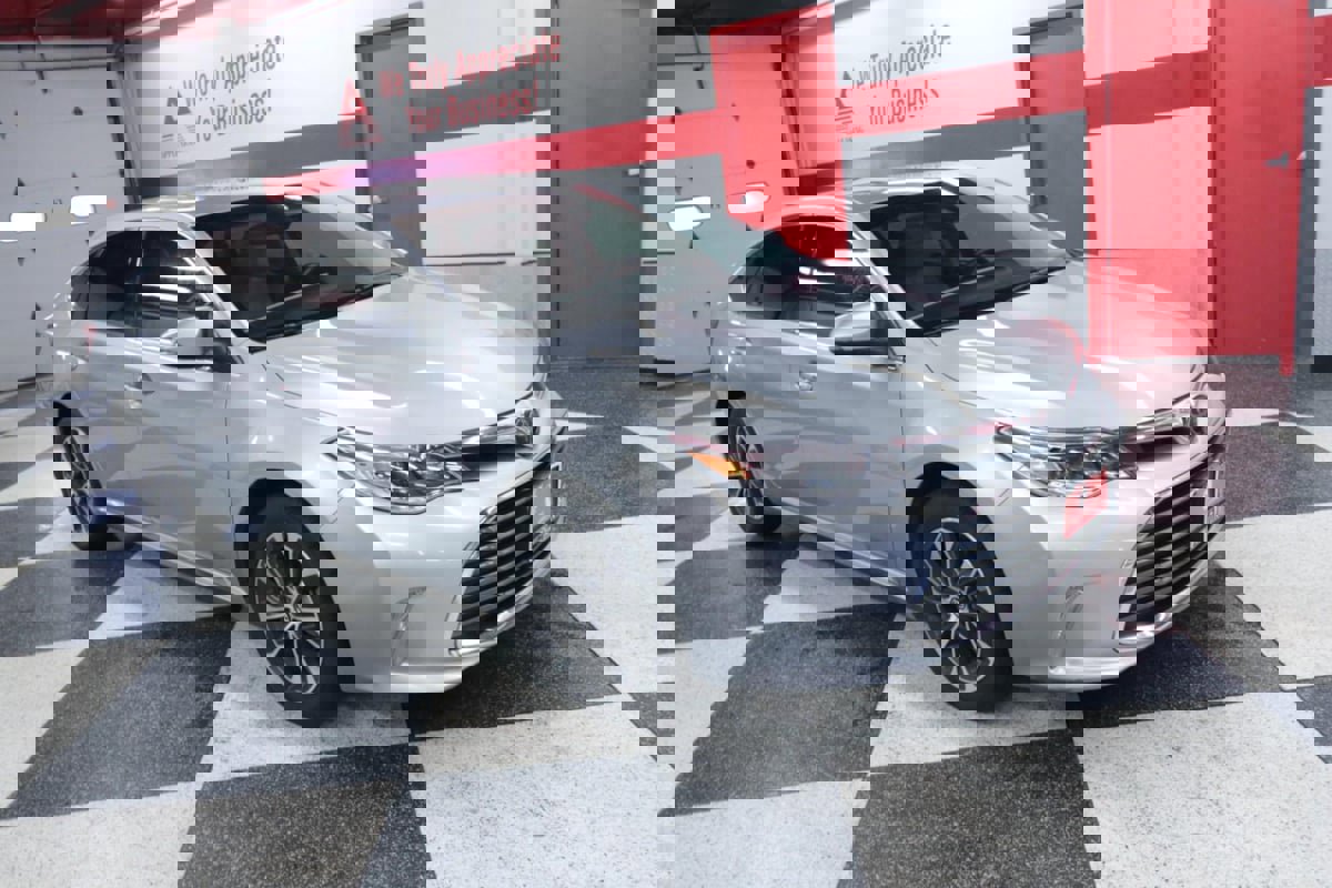 Used 2018 Toyota Avalon XLE Premium FWD image 3