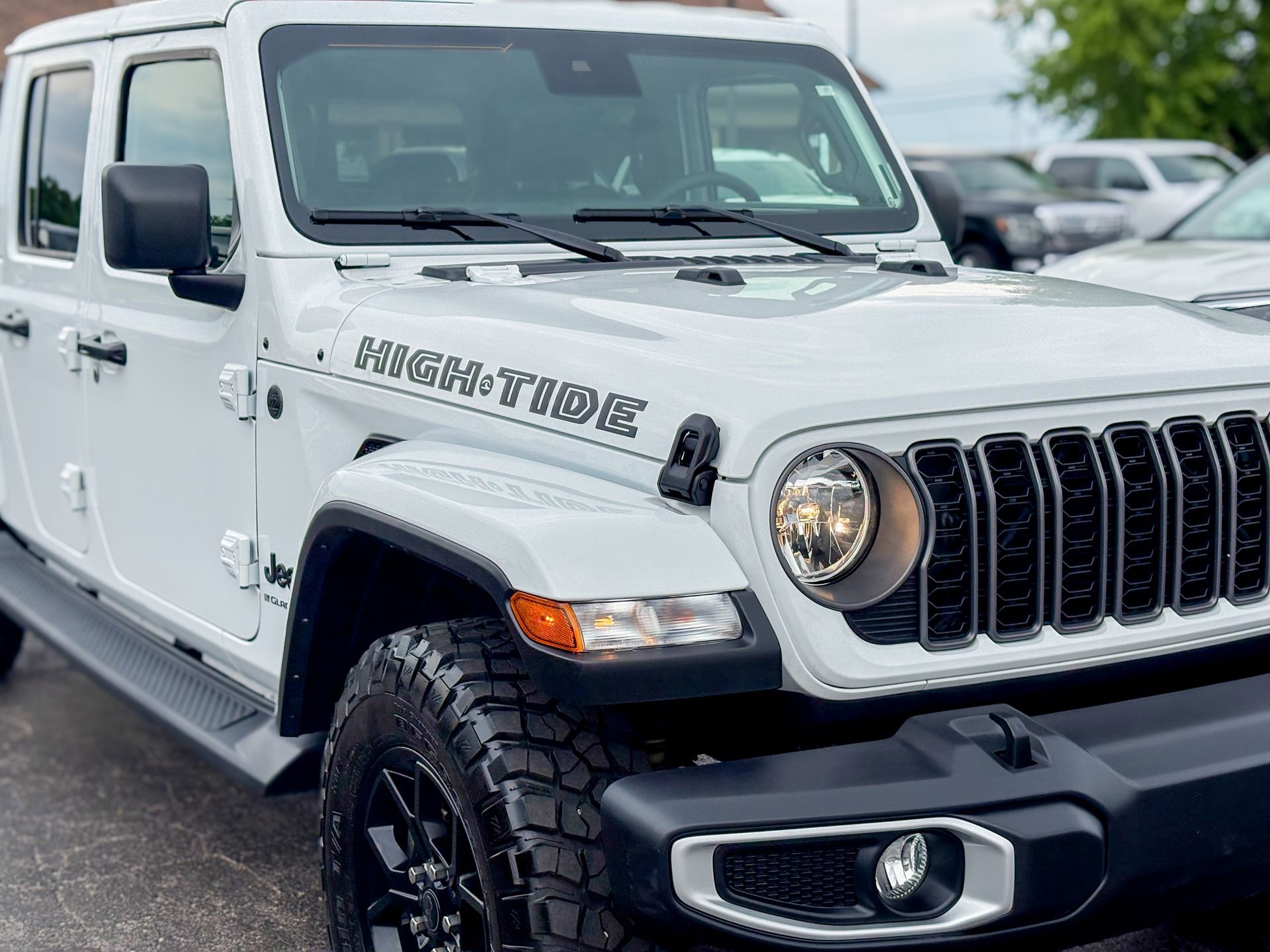 Used 2025 Jeep Gladiator Sport AWD/4WD image 3