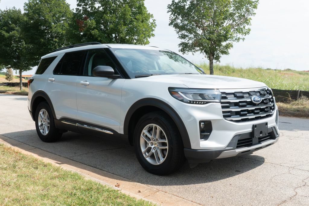 Used 2025 Ford Explorer Active w/ Active Comfort Package RWD image 5