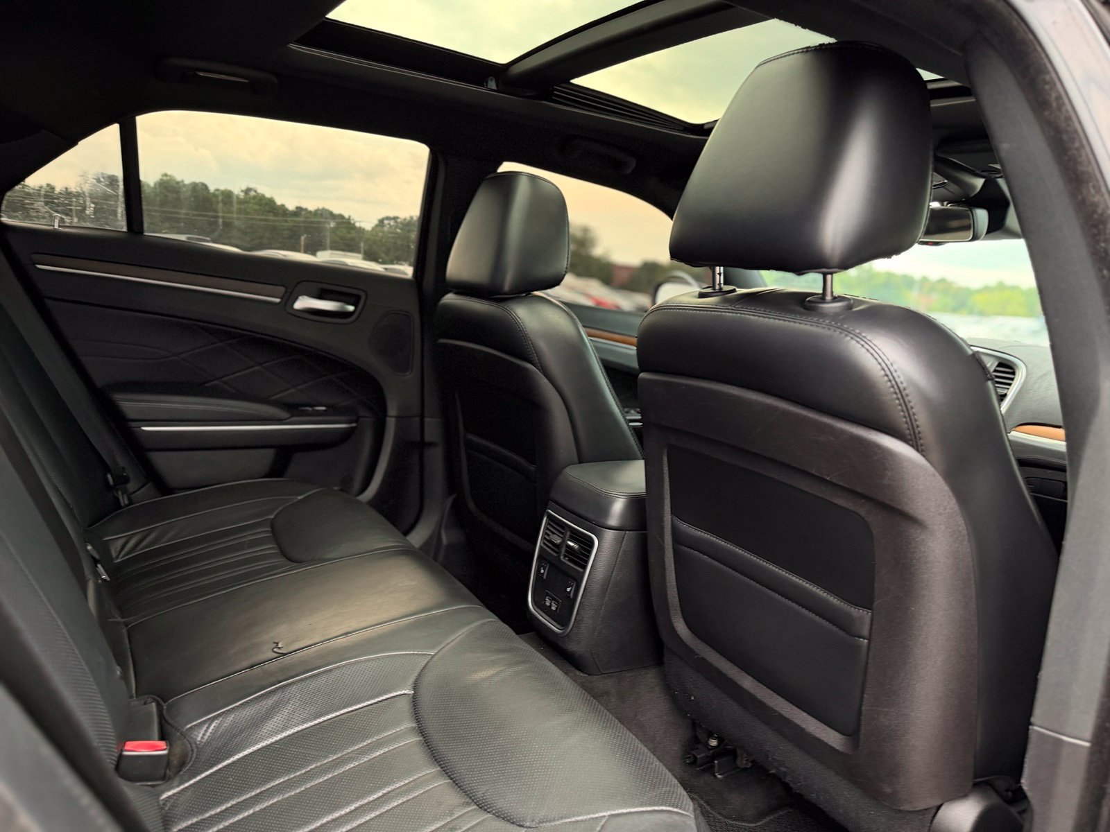 Used 2015 Chrysler 300 C Platinum w/ Harman/Kardon Audio Group RWD image 18