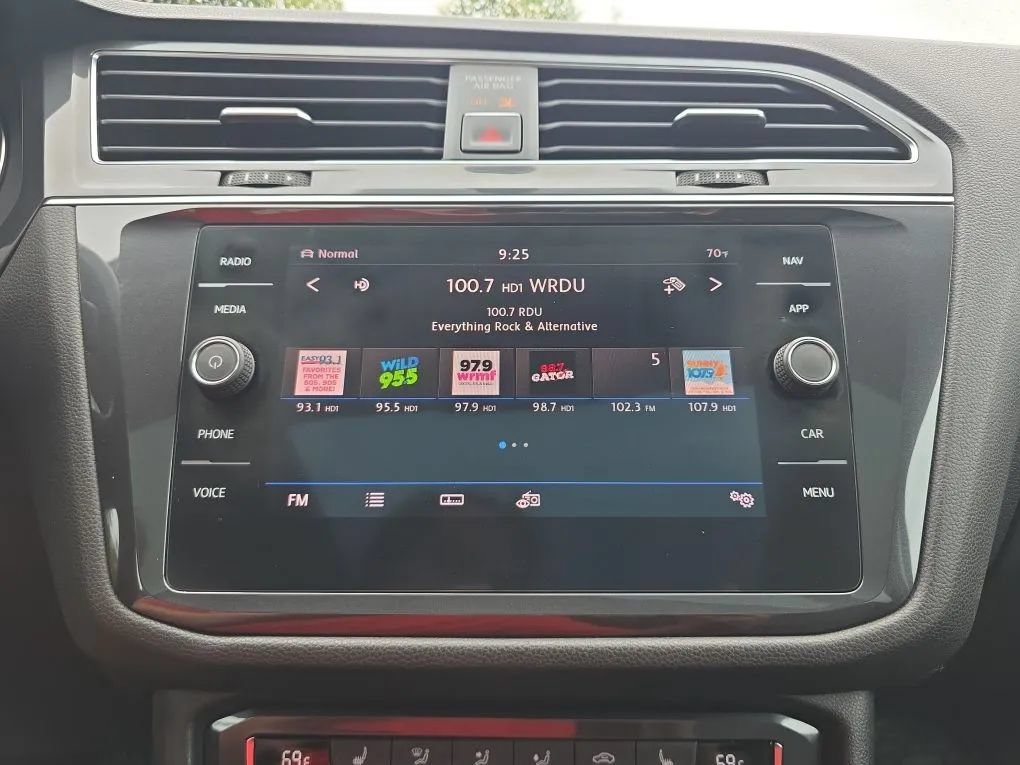 Used 2018 Volkswagen Tiguan SEL AWD/4WD image 27
