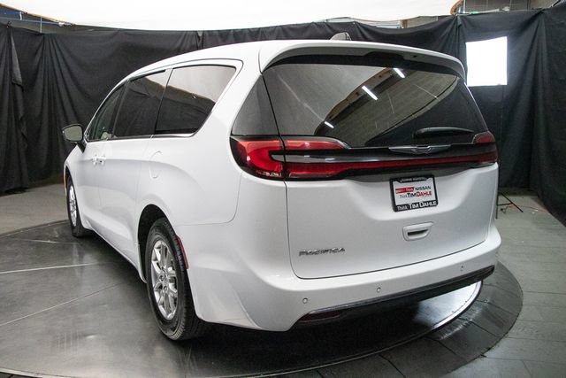 Used 2024 Chrysler Pacifica Touring-L FWD image 11