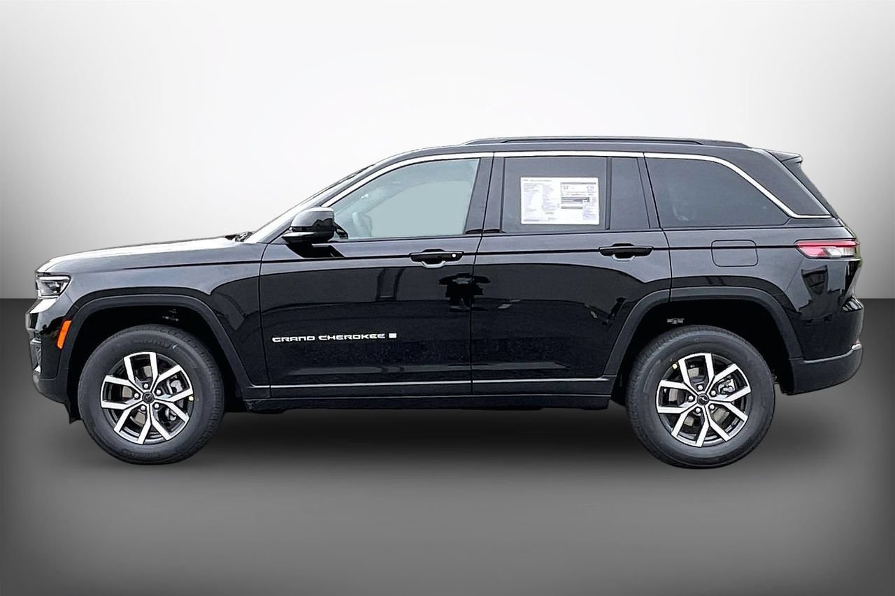 New 2027 Jeep Grand Cherokee Laredo RWD image 5
