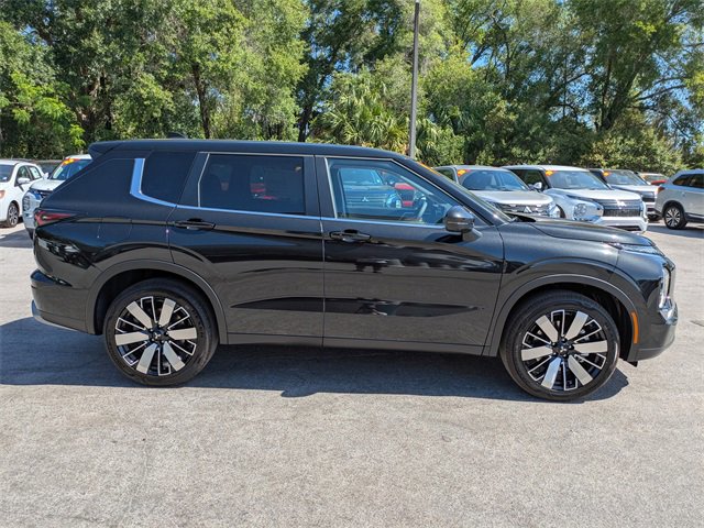 New 2025 Mitsubishi Outlander SE image 3