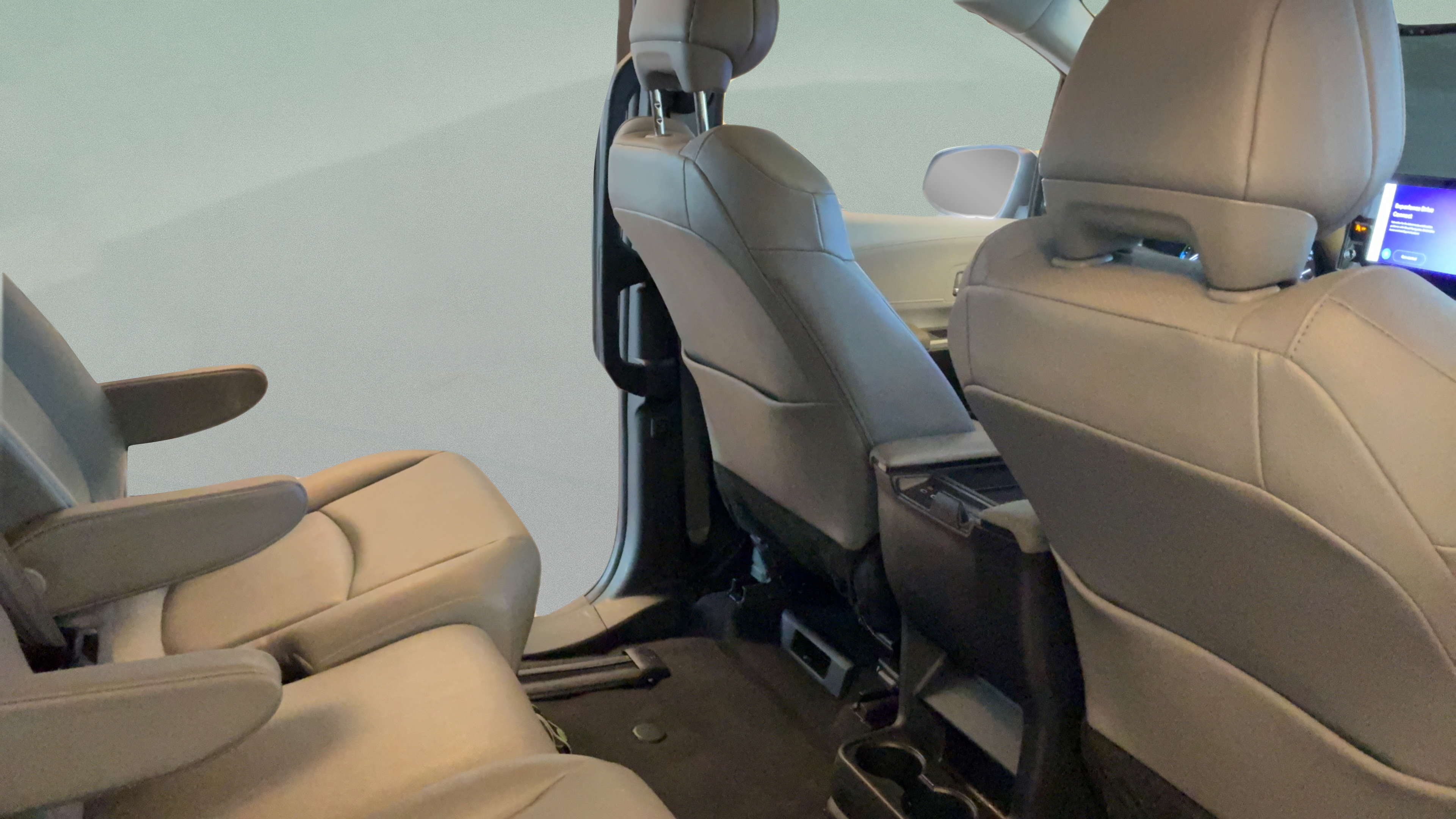 Certified 2025 Toyota Sienna XLE FWD image 30