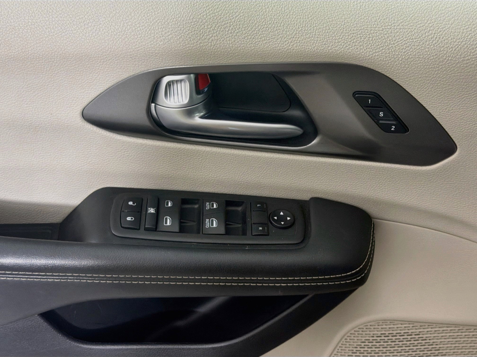Used 2024 Chrysler Pacifica Touring-L FWD image 15