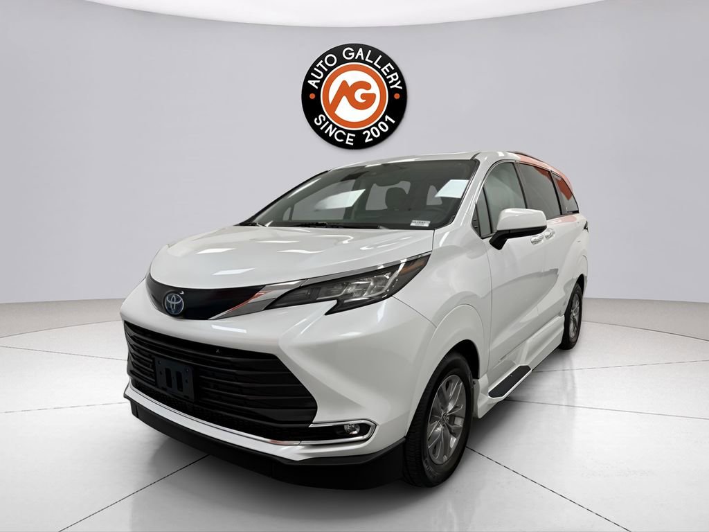 Used 2022 Toyota Sienna XLE w/ XLE Plus Package AWD/4WD image 3