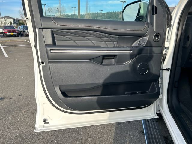 Used 2024 Ford Expedition Platinum image 19
