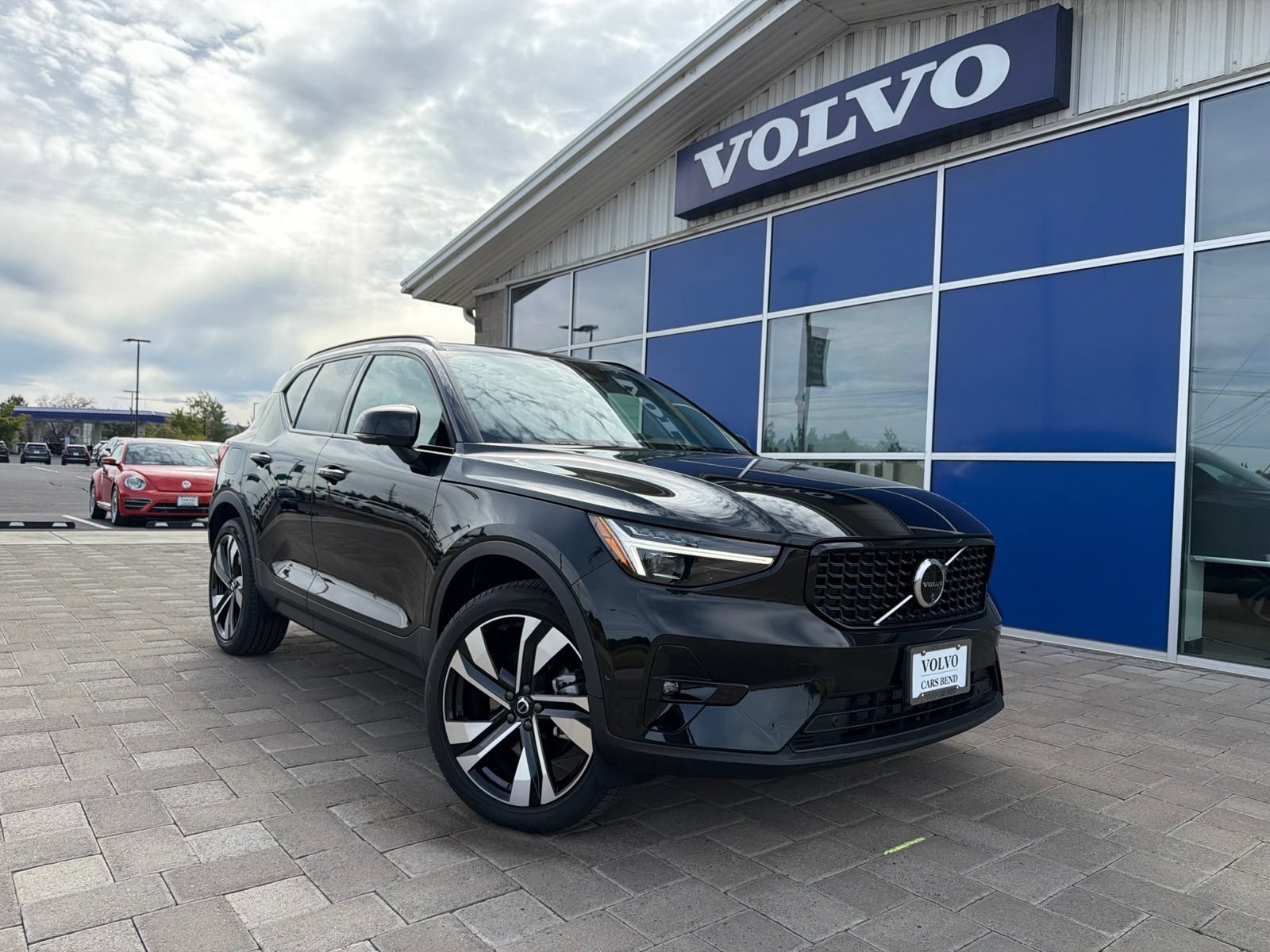 Used 2025 Volvo XC40 B5 Ultra AWD/4WD video 1