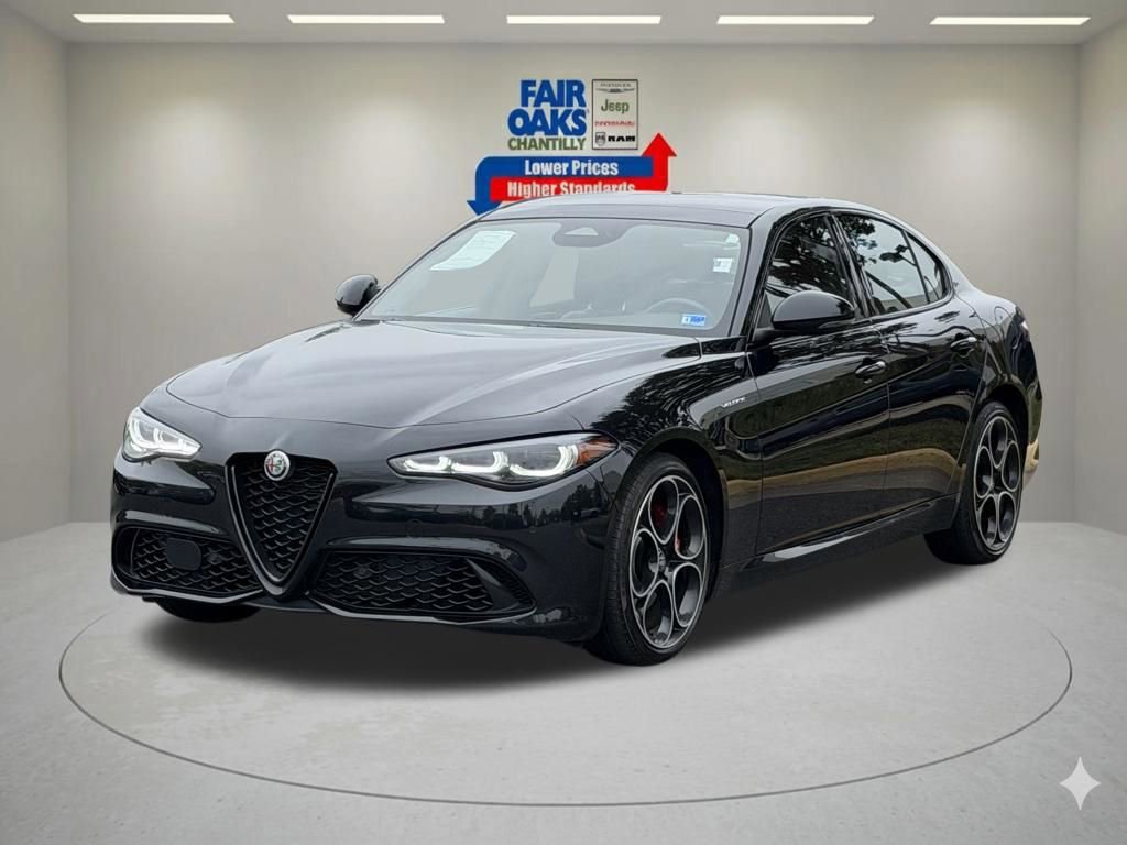 Used 2025 Alfa Romeo Giulia AWD w/ Veloce Package AWD image 2