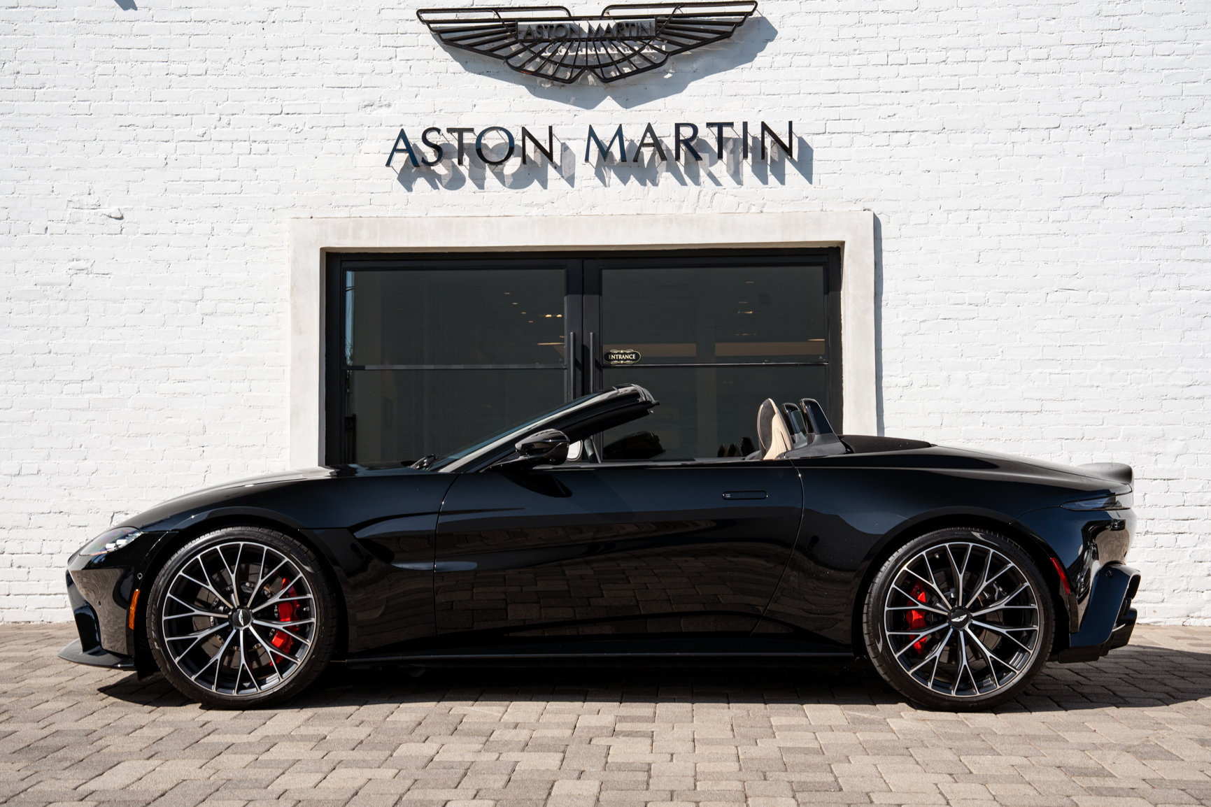 Used 2023 Aston Martin V8 Vantage Roadster RWD image 17