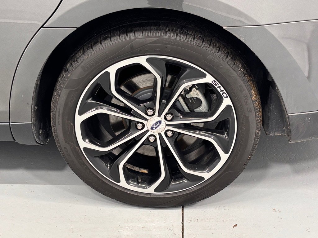 Used 2018 Ford Taurus SHO AWD/4WD image 31
