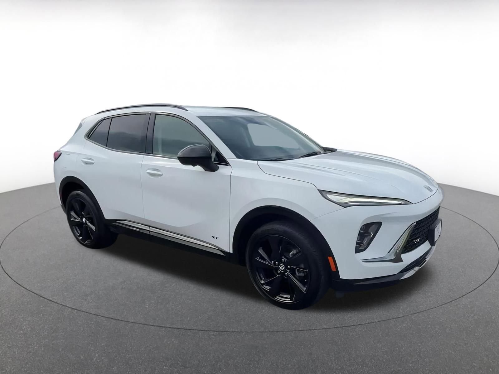 Used 2024 Buick Envision Sport Touring image 2