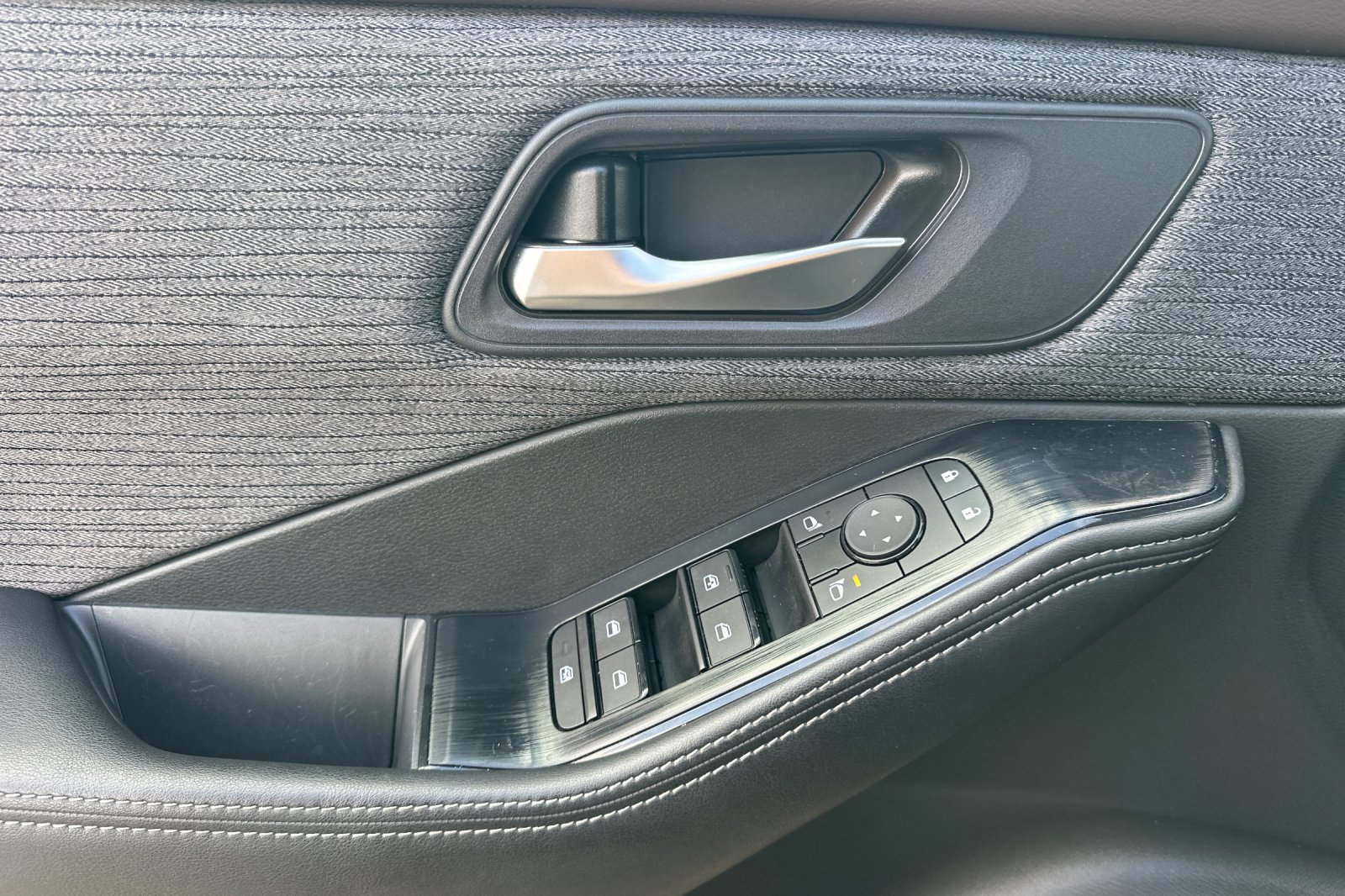 Used 2023 Nissan Rogue SV image 11