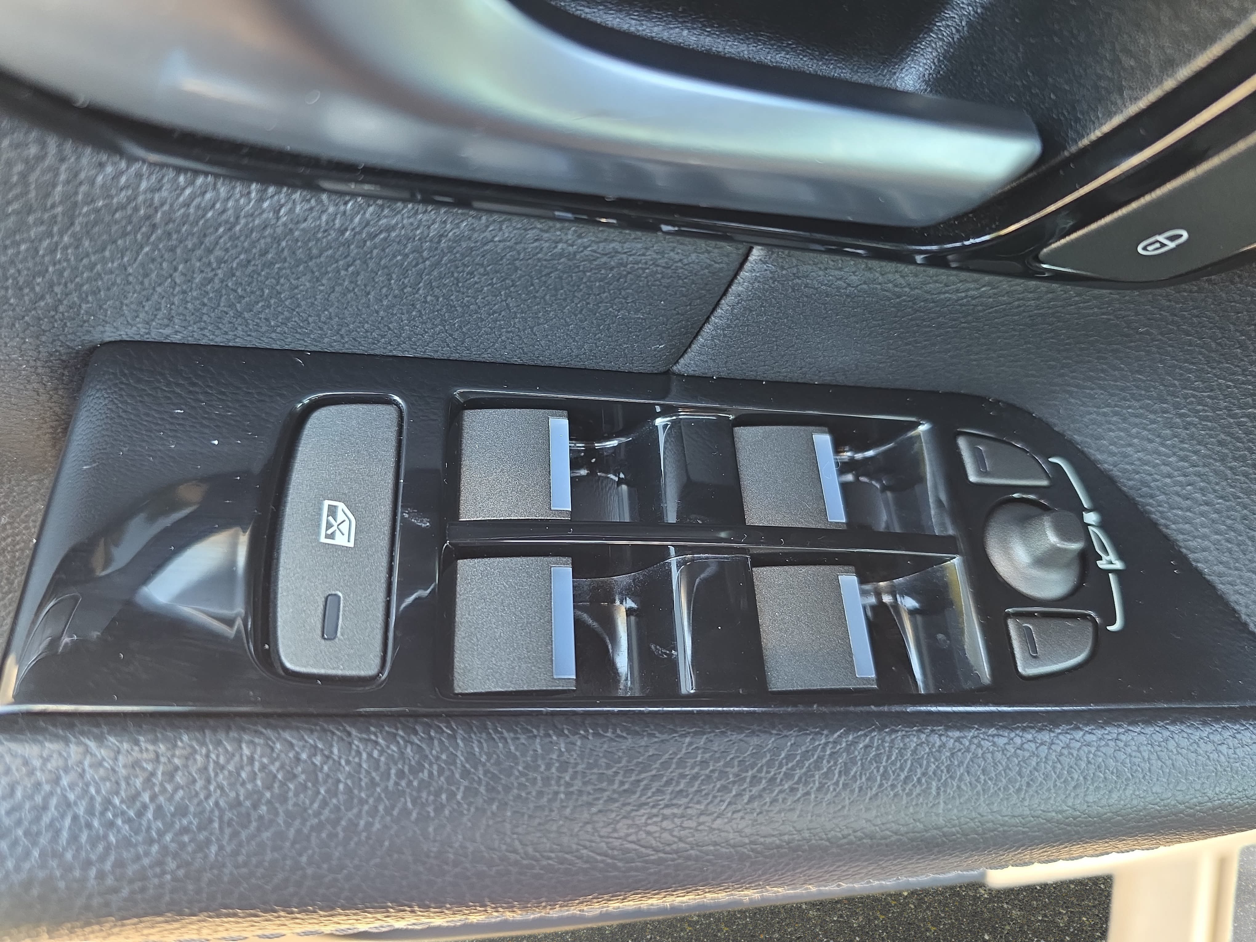 Used 2018 Land Rover Range Rover Evoque SE AWD/4WD image 28