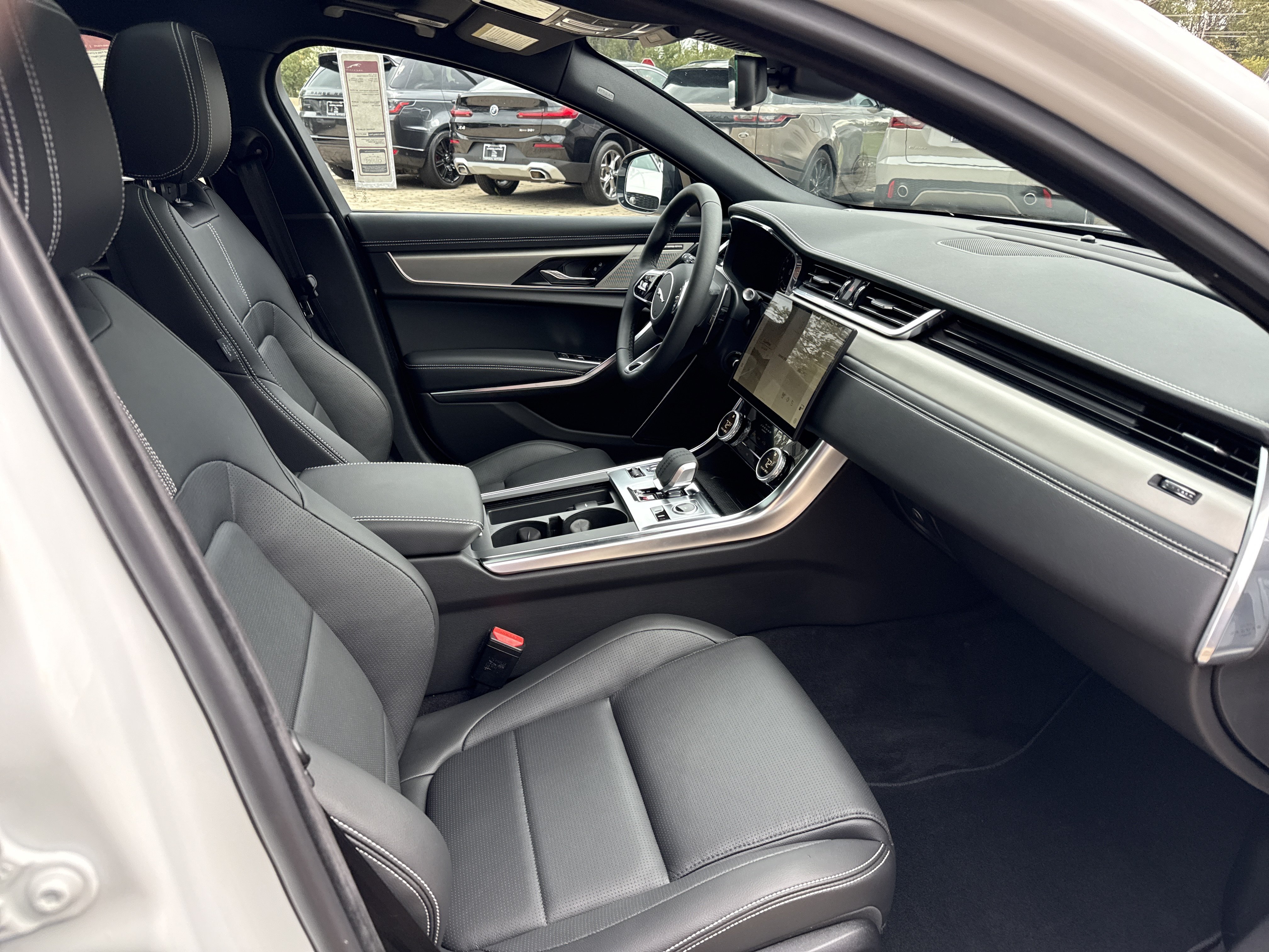 Used 2024 Jaguar XF R-Dynamic SE AWD/4WD image 3