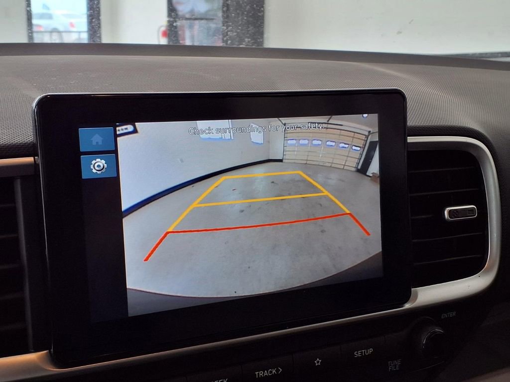 Used 2025 Hyundai Venue SEL FWD image 4