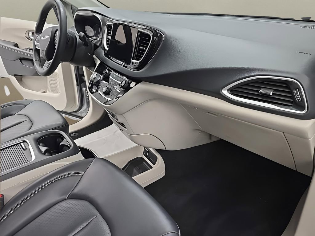 Used 2024 Chrysler Pacifica Touring-L image 20