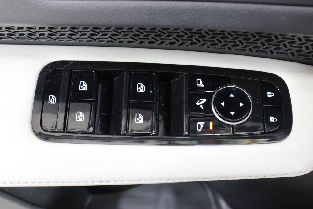 Used 2024 Nissan Ariya AWD image 18