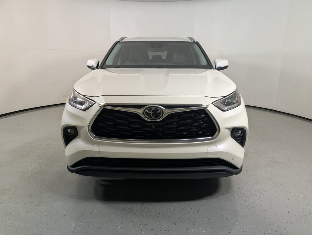 Used 2021 Toyota Highlander Limited FWD image 2