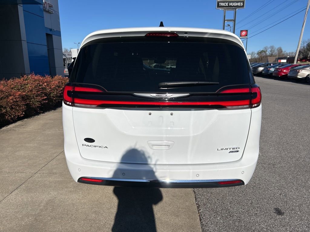 Used 2023 Chrysler Pacifica Limited w/ Uconnect Theater Family Group image 8