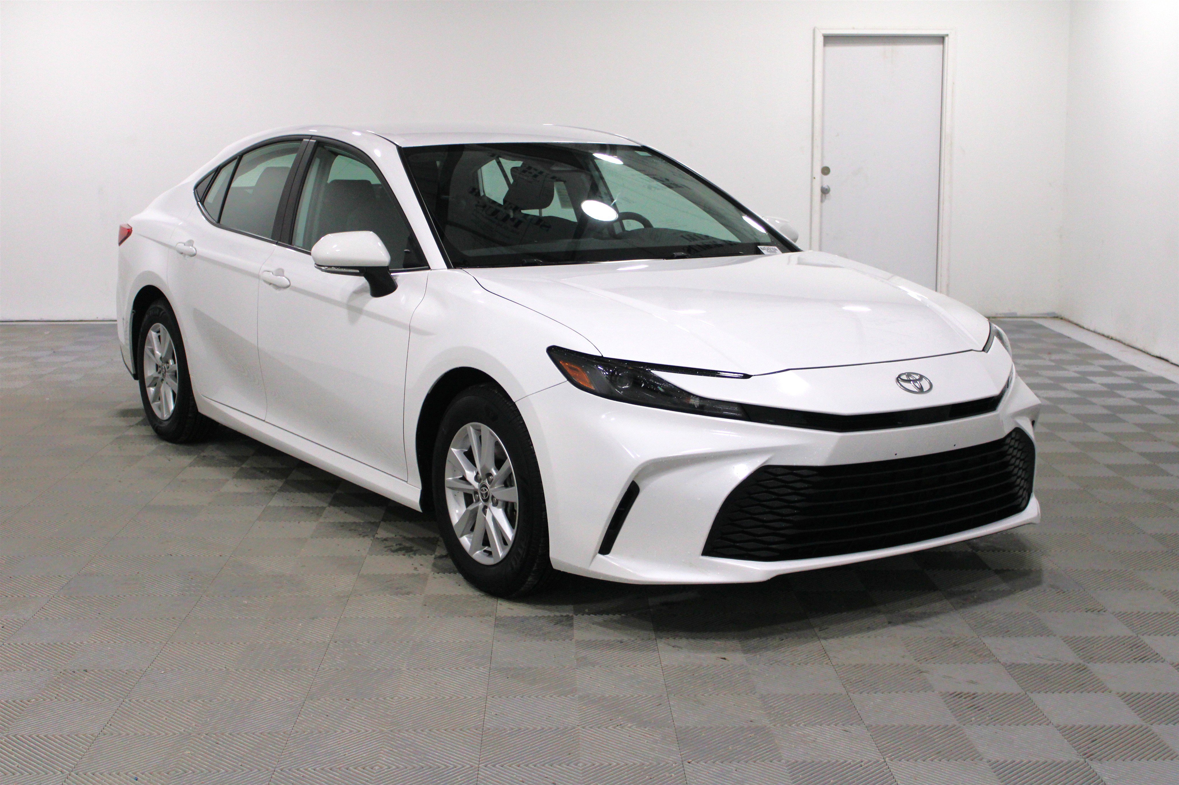 Used 2025 Toyota Camry LE w/ Convenience Package image 1