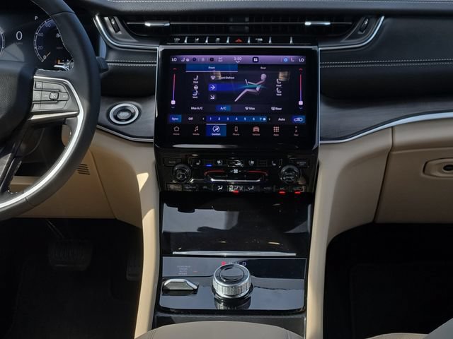 Used 2025 Jeep Grand Cherokee L Limited w/ Luxury Tech Group II AWD/4WD image 18