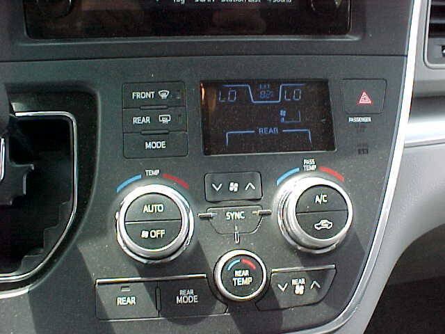 Used 2015 Toyota Sienna LE FWD image 24