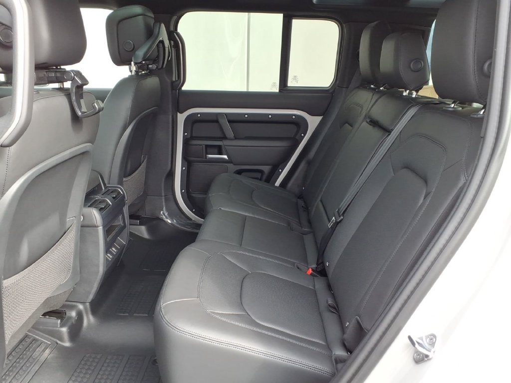 New 2026 Land Rover Defender 110 X-Dynamic SE AWD/4WD image 8