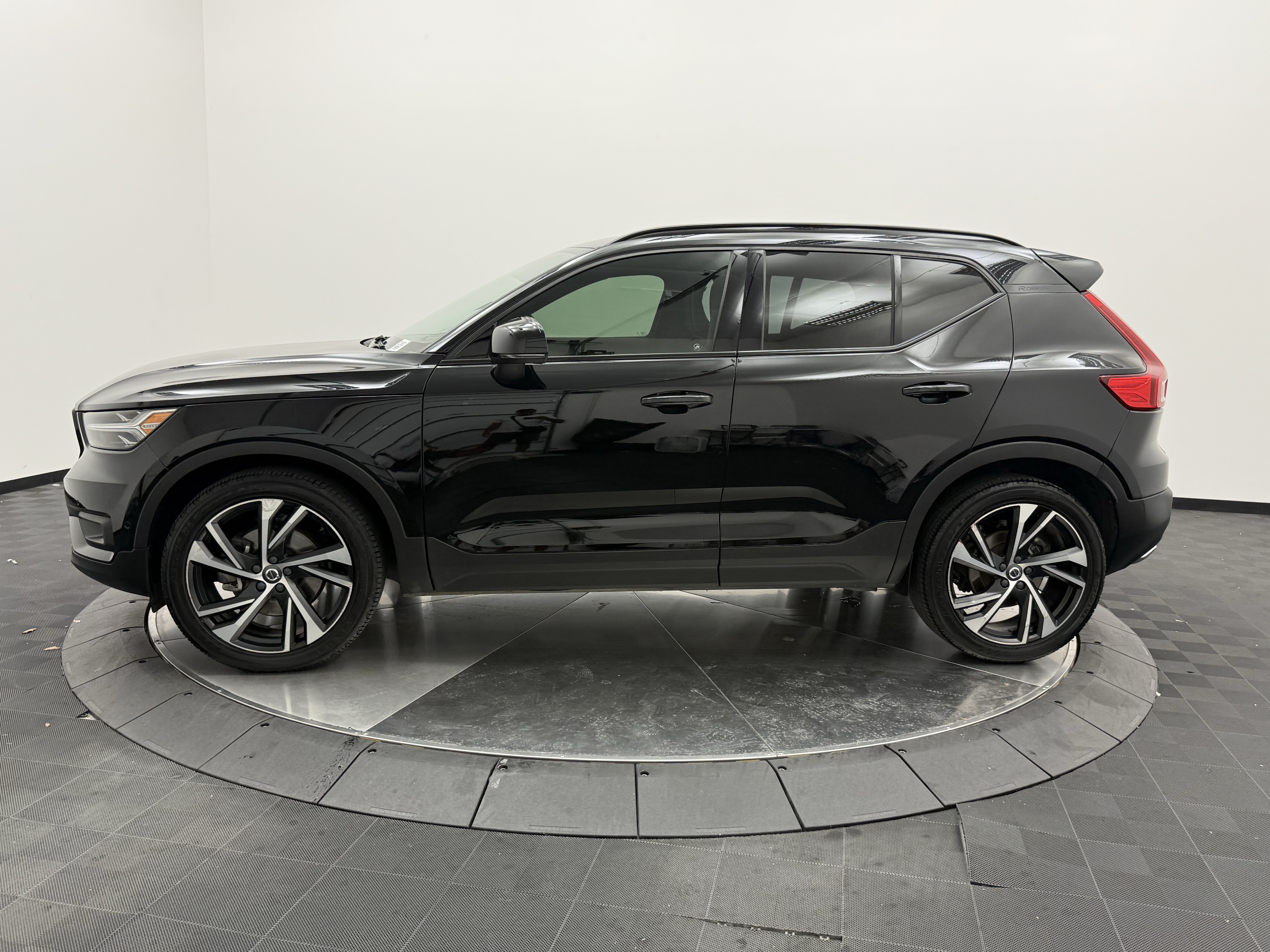 Used 2019 Volvo XC40 T5 R-Design AWD/4WD image 4