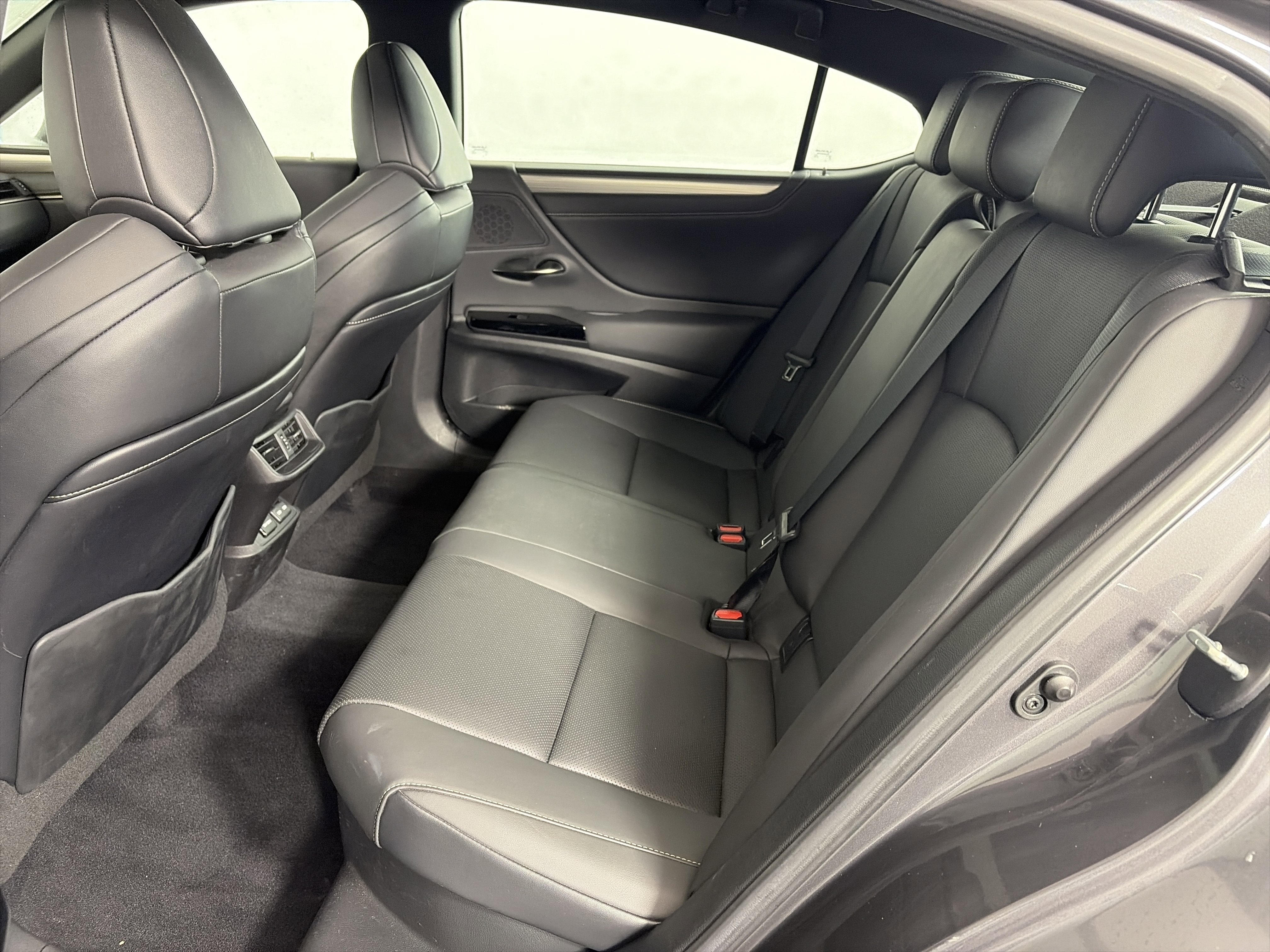 Used 2022 Lexus ES 300h F Sport w/ Accessory Package image 7