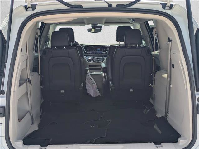 Used 2023 Chrysler Pacifica Touring-L FWD image 6