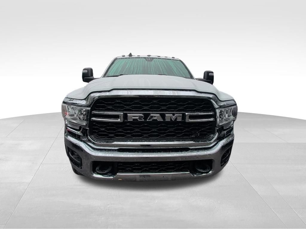 Used 2024 RAM 5500 Tradesman w/ Chrome Appearance Group AWD/4WD image 6