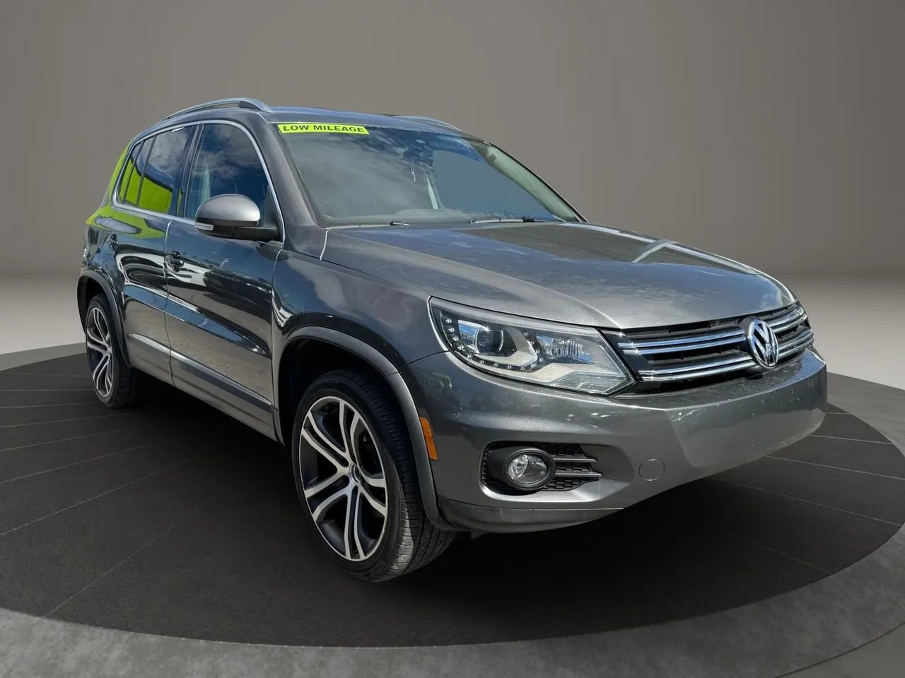Used 2017 Volkswagen Tiguan SEL image 3