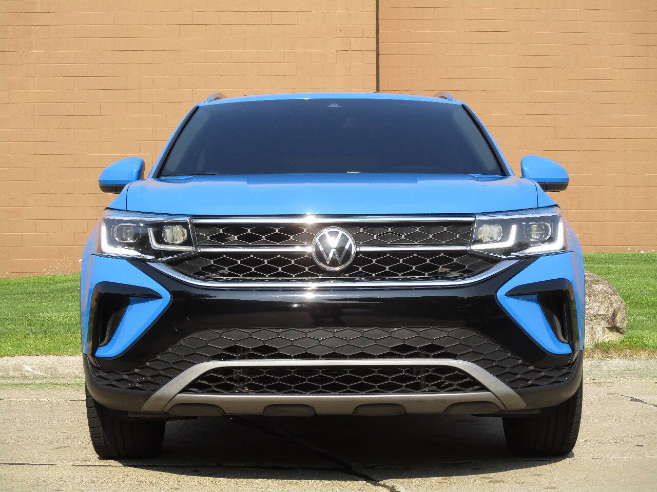 Used 2022 Volkswagen Taos SEL image 3