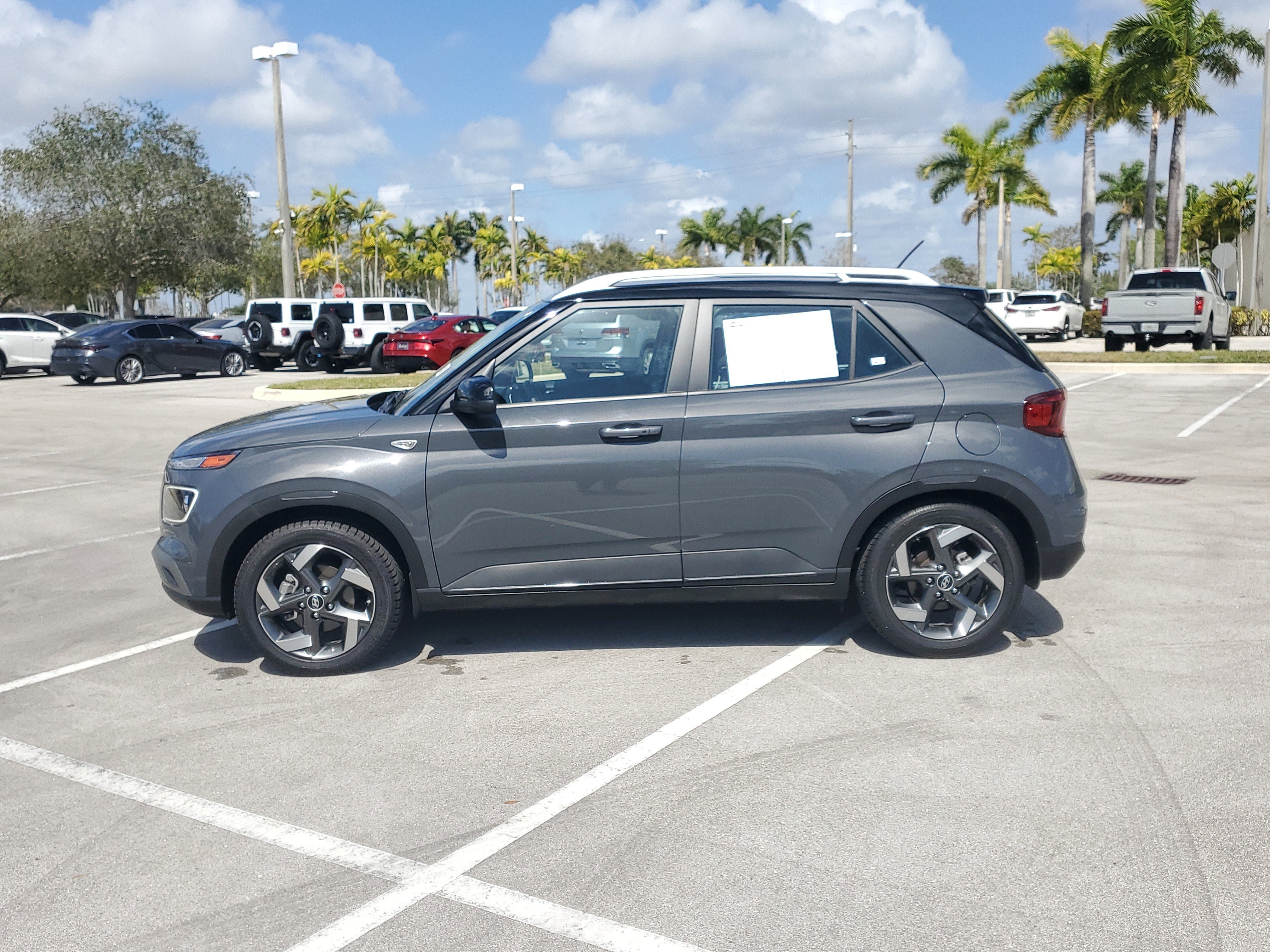 Used 2023 Hyundai Venue Limited image 6