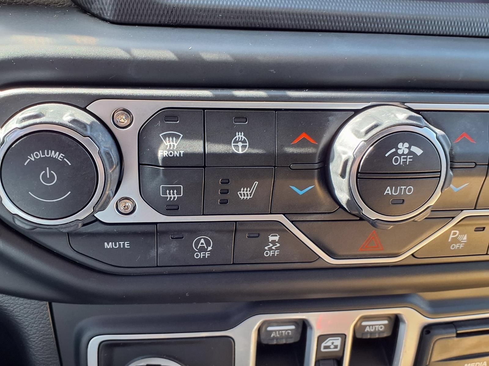 Used 2018 Jeep Wrangler Unlimited Sahara AWD/4WD image 16