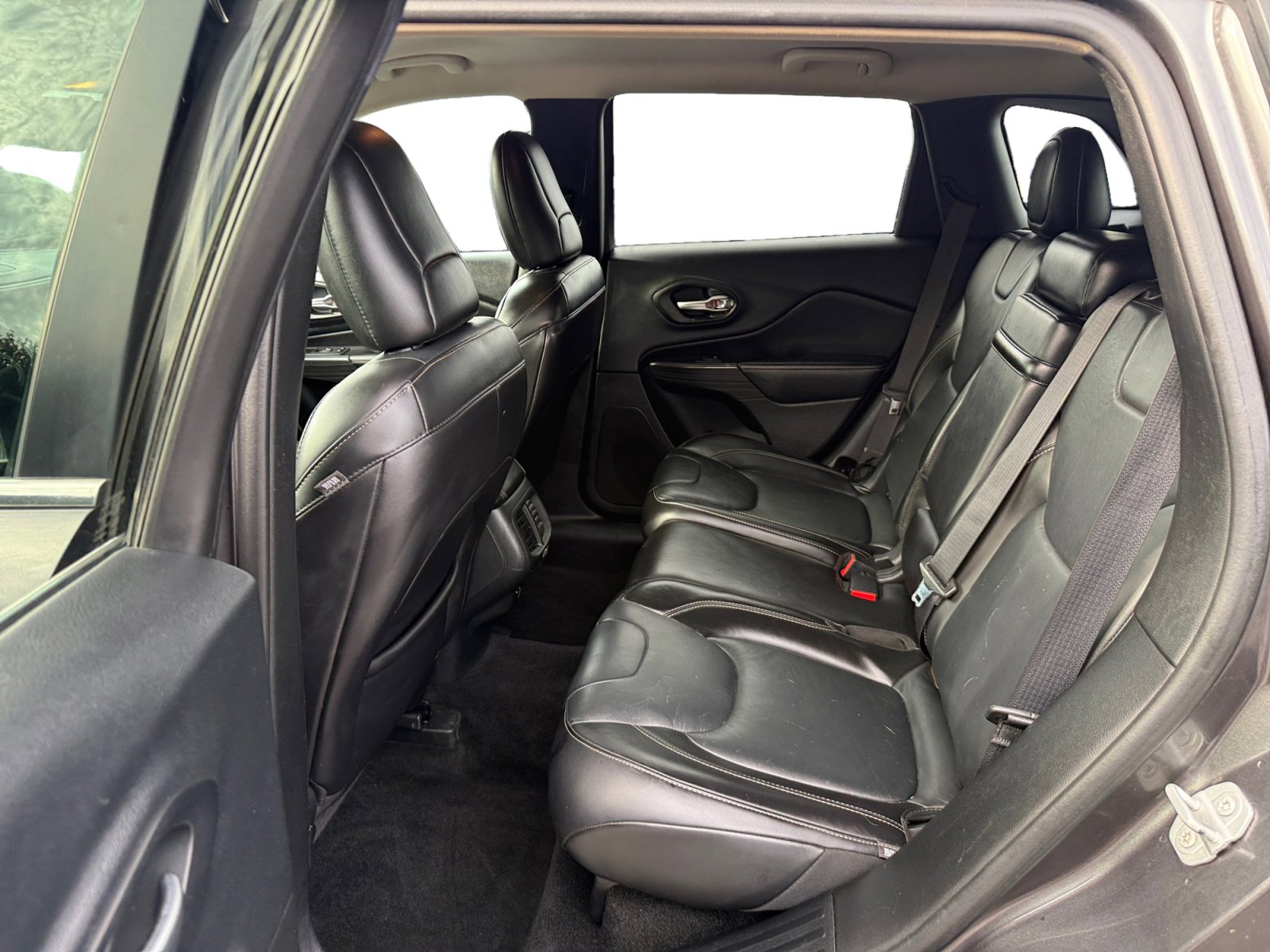 Used 2015 Jeep Cherokee Limited image 16