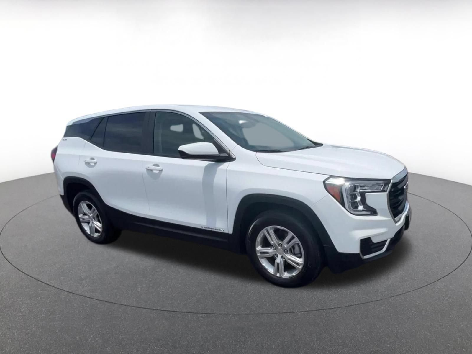Used 2024 GMC Terrain SLE FWD image 2