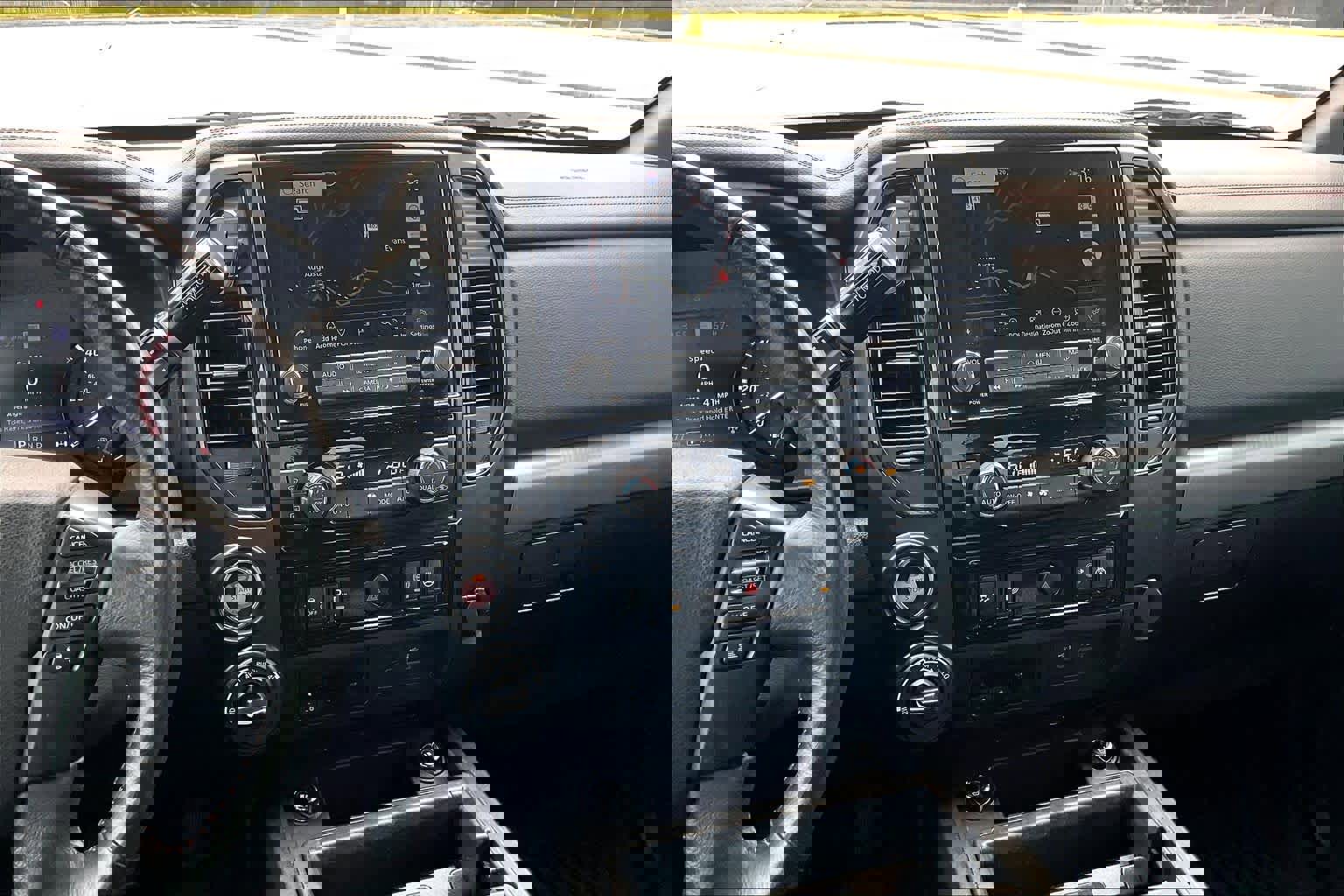 Used 2024 Nissan Titan PRO-4X w/ Pro-4x Convenience Package image 7