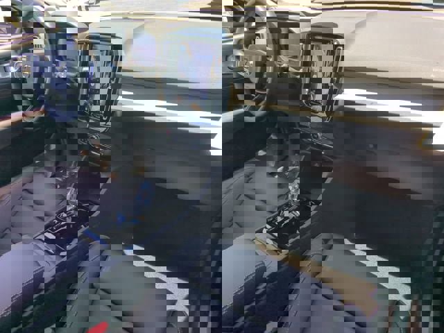 Certified 2025 Volvo XC40 B5 Plus w/ Climate Package image 13