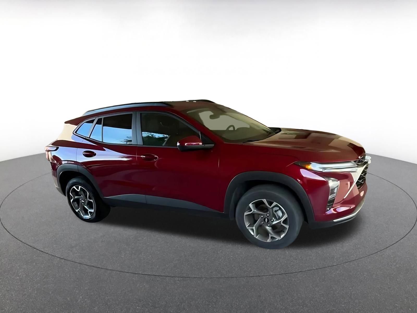 Used 2025 Chevrolet Trax LT w/ LT Convenience Package image 2