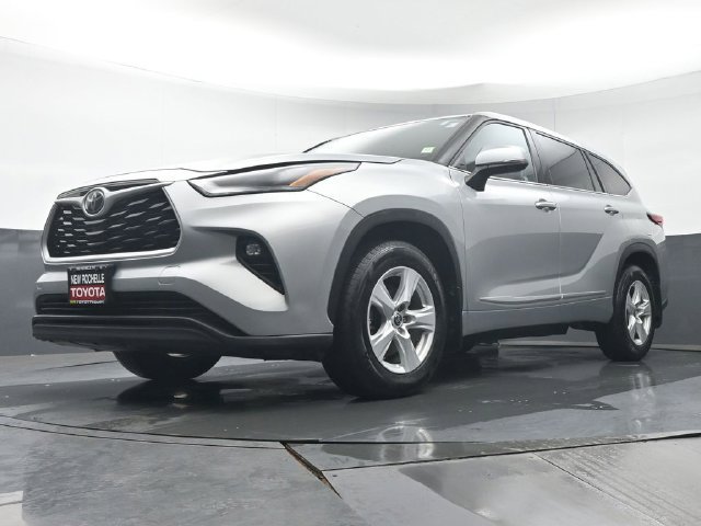 Used 2022 Toyota Highlander LE AWD/4WD image 30