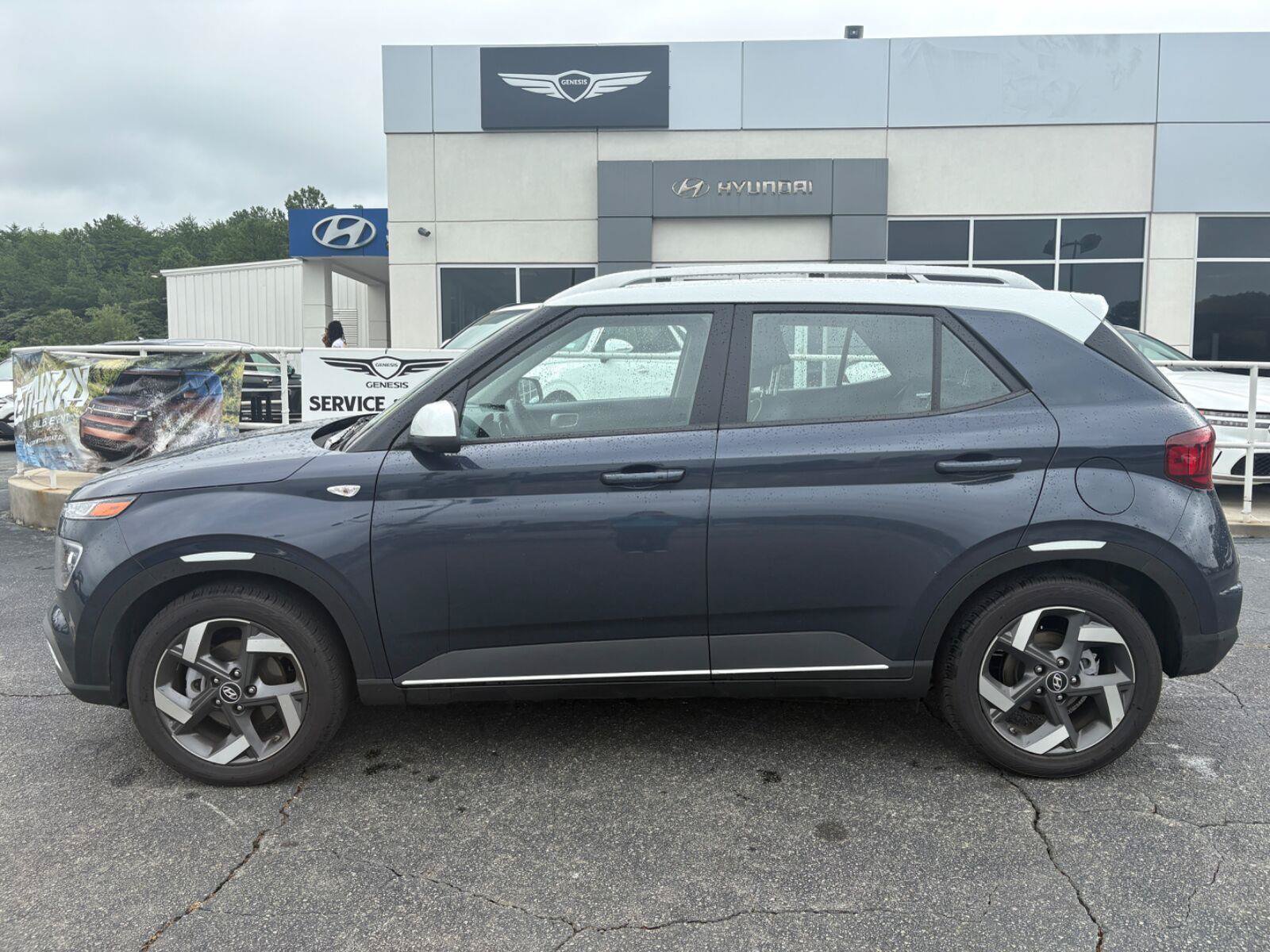 Used 2025 Hyundai Venue Limited FWD image 4
