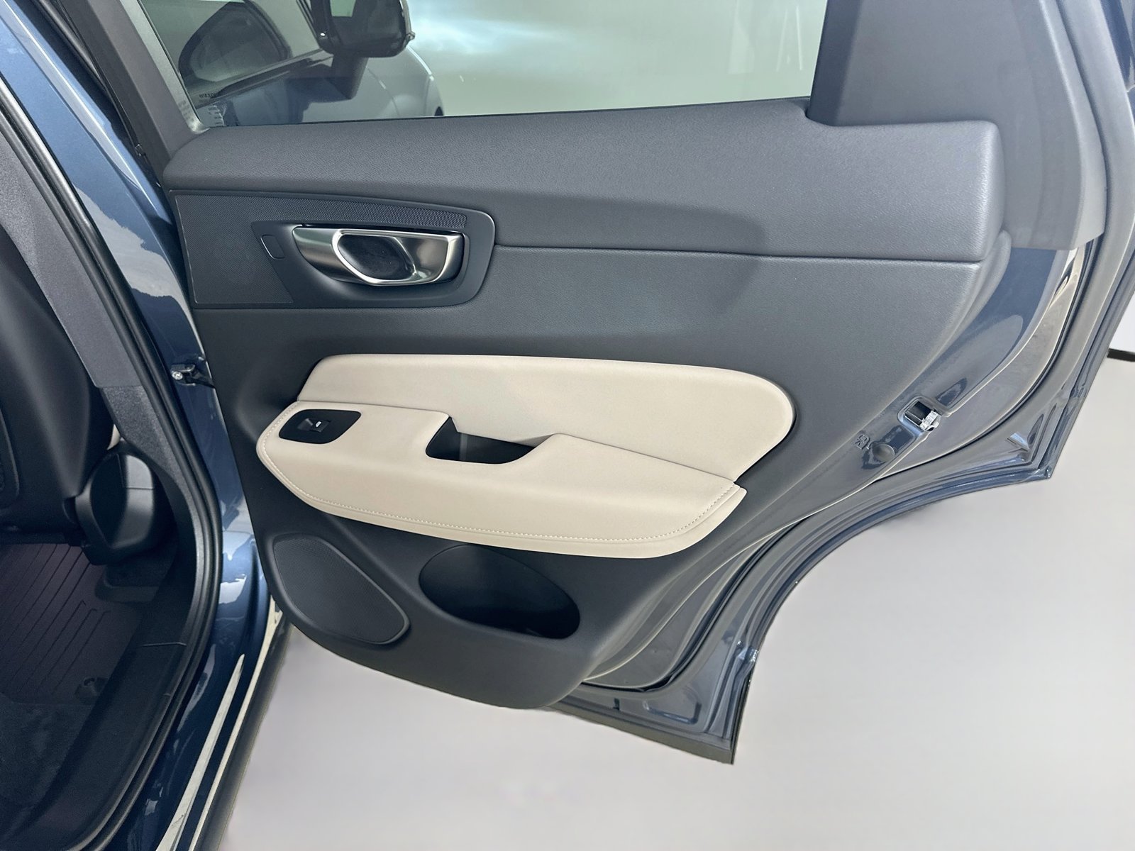 New 2027 Volvo XC60 B5 Plus AWD/4WD image 42