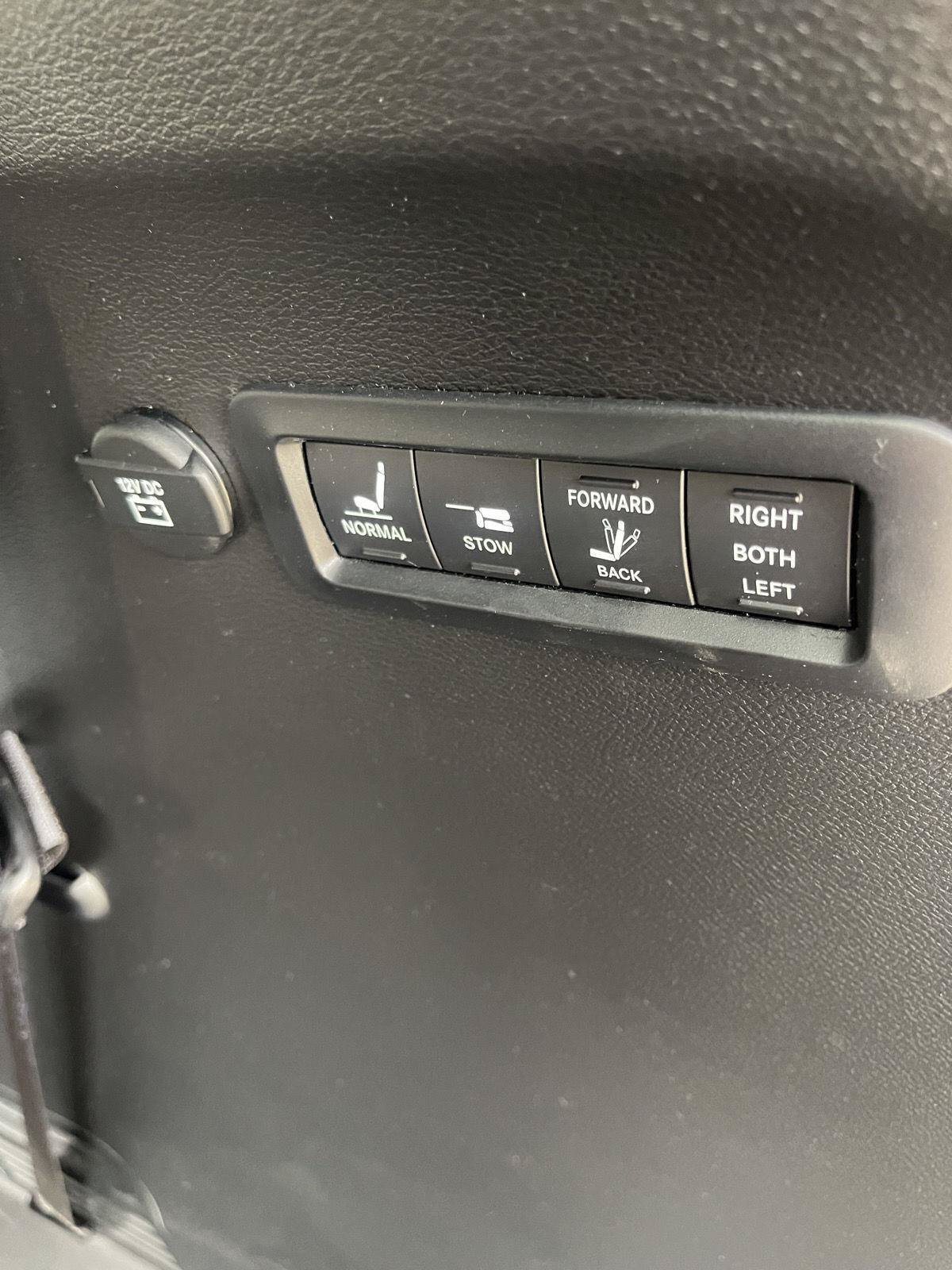 Used 2023 Chrysler Pacifica Limited w/ Uconnect Theater Family Group FWD image 26